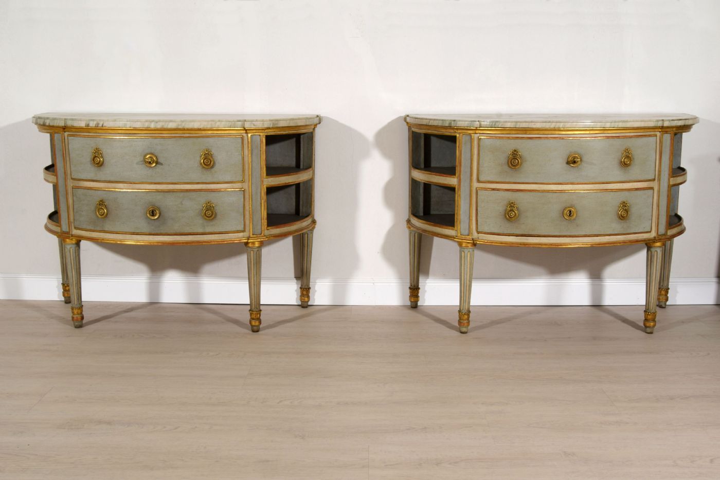 Coppia di cassettoni a mezzaluna in legno laccato e dorato con piano in marmo, Piemonte, epoca Neoclassica, fine XVIII secolo